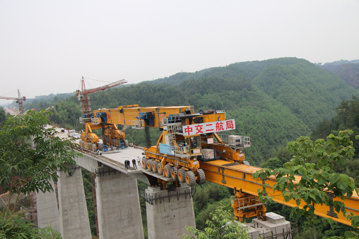 成貴鐵路重點控制性工程越溪河大橋架梁.jpg