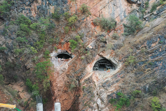 華麗高速哥石山隧道實(shí)現(xiàn)雙線貫通 (1).jpg