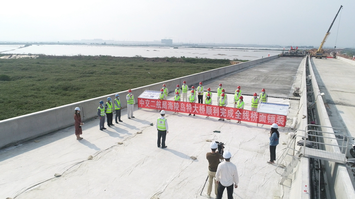 海陵島特大橋順利完成全線橋面鋪裝施工任務(wù)-圖1.jpg