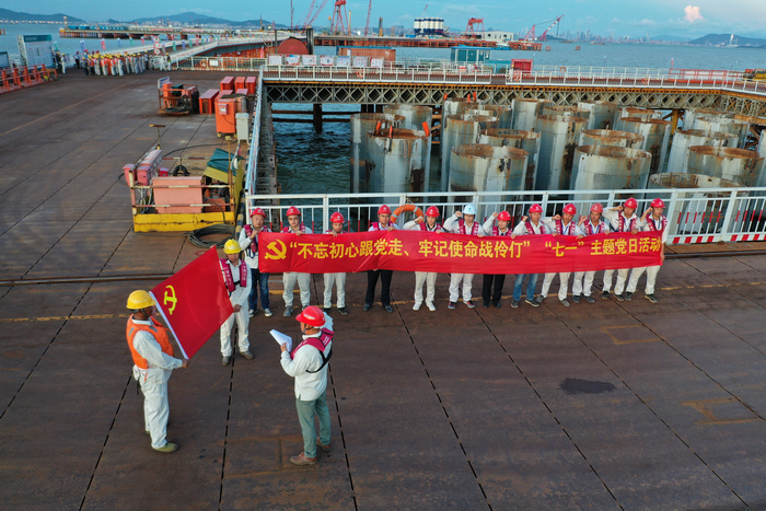 1 2019年7月1日，深中通道項(xiàng)目黨支部在海上工區(qū)開(kāi)展“不忘初心跟黨走、牢記使命戰(zhàn)伶仃”“七一”主題黨日活動(dòng).JPG