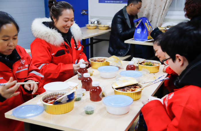 工地上的“火辣”團年飯。白居寺長江大橋項目為留守人員送上火鍋套餐 (3).jpg