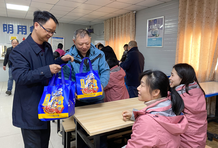 工地上的“火辣”團年飯。白居寺長江大橋項目為留守人員送上火鍋套餐 (6).jpg